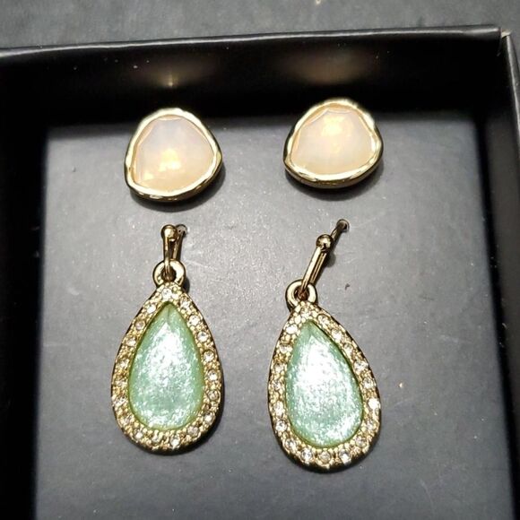 *Sale* Avon gold tone earring set - Picture 1 of 10